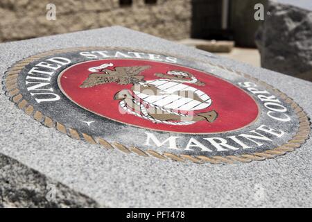 Ein Adler, Globus und Anker steht in Ehren der Marines, die in den Service der Memorial Day Zeremonie in Big Bear Lake, Kalifornien, USA, 28. Mai 2018 abgehalten, um ihr Land gestorben sind. Die Zeremonie wurde von der amerikanischen Legion und Marine Corps League und präsentierte mehrere Gastredner mit Hintergründen in das Militär. Stockfoto