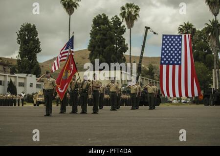 Us-Marines mit Combat Logistik Bataillon 15, zentrale Regiment, 1 Marine Logistik Gruppe, Ehren während dem Spielen der Nationalhymne rendern als Teil einer Änderung des Befehls Zeremonie in Camp Pendleton, Kalifornien, USA, 31. Mai 2018. Die Änderung des Befehls Zeremonie wurde Stover für seine zwei-und-ein-halb Jahren der Hingabe und Dienst an seine Marinesoldaten und Matrosen zu gedenken, während als Kommandierender Offizier der CLB-15 dienen. Stockfoto