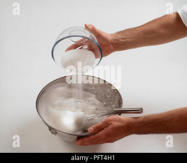 Ein Baiser Gateau, Mischen caster Zucker und Eiweiß Stockfoto