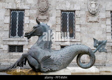 Italien, Le Marche, Ascoli Piceno, Piazza Arringo, bronze Sea horse Brunnen Stockfoto