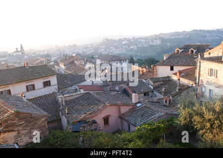 Italien, Umbrien, Provinz Terni, Amelia, Dächer in der Morgendämmerung Stockfoto