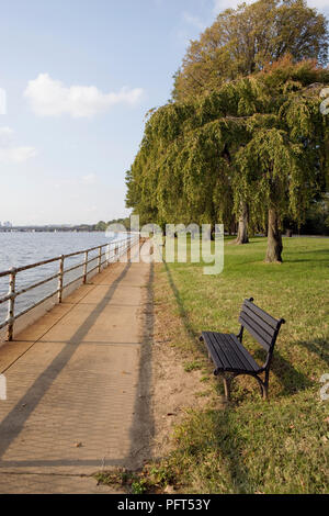 USA, Washington DC, East Potomac Park, Bank an der Seite der Fußweg, entlang der Potomac River Stockfoto