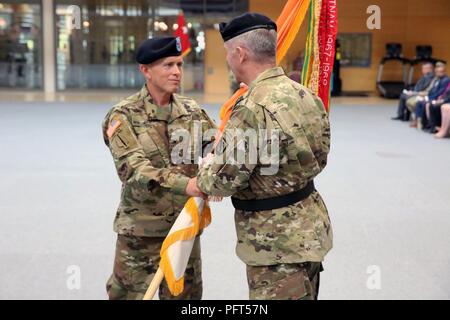 U.S. Army Colonel Jeff Worthington übergibt der 2 Theater Signal Brigade Farben zu US-Armee Generalmajor John W. Baker, kommandierender General der US-Armee Netzwerk Enterprise Technology Befehl, während ein Verzicht auf Befehl Zeremonie am 1. Juni 2018 in Wiesbaden, Deutschland. Stockfoto