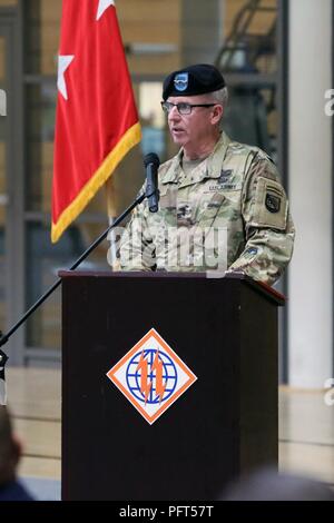 Us-Armee Generalmajor John W. Baker, kommandierender General der US-Armee Netzwerk Enterprise Technology Befehl, liefert Erläuterungen bei der Überlassung des Befehls Zeremonie für die US Army Oberst Jeff Worthington, ehemaliger Kommandant der 2. Theater Signal Brigade, 1. Juni 2018 in Wiesbaden, Deutschland. Stockfoto