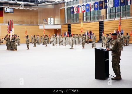 U.S. Army Colonel Jeff Worthington liefert Erläuterungen an der zweiten Theater Signal Brigade Verzicht auf Befehl Zeremonie am 1. Juni 2018 in Wiesbaden, Deutschland. Stockfoto