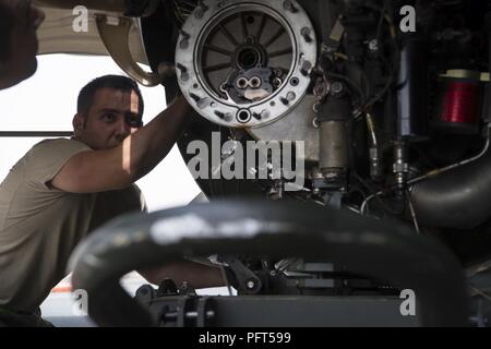 Tech. Sgt. Ryan Shaw, 5. Expeditionary Air Mobility Squadron Aerospace propulsion Handwerker aus Joint Base Mc-Guire-Dix Lakhurst, N. J. eingesetzt, senkt eine Auxiliary Power Unit aus einem C-17 Globemaster III von der gemeinsamen Basis Charleston, S.C. an einem geheimen Ort im Südwesten Asien, 31. Mai 2018. Shaw und eine Gruppe von Betreuern zusammen gearbeitet, der APU zu ersetzen. Stockfoto