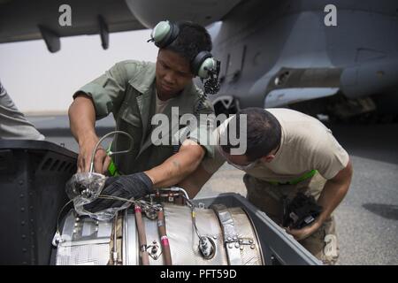 Airman 1st Class Criszer Cabanlig, 5 Expeditionary Air Mobility Squadron Elektriker, (links) und Tech. Sgt. Ryan Shaw, 5. EAMS Aerospace propulsion Handwerker, eine neue Auxiliary Power Unit an einem geheimen Ort im Südwesten Asien abschrauben, 31. Mai 2018. Cabanlig und Shaw arbeitete mit anderen Betreuern der APU in einem C-17 Globemaster III von der gemeinsamen Basis Charleston, S.C. zu ersetzen Stockfoto