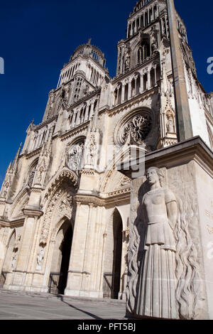 Frankreich, Orleans, Loiret, Kathedrale Sainte-Croix d'Orleans Orleans (Kathedrale), gotische Fassade mit Statue von Jeanne d'Arc Stockfoto