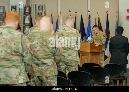 Us-Armee Maj. Jon Pirtle, Kaplan für HHC-201St Region Support Group, gibt der Aufruf während einer Trauerfeier auf Dobbins Air Force Base, 25. Mai 2018. Das 4. jährliche Gedenkfeier der 42 Georgia National Guard Soldaten, die ihr Leben während der globale Krieg gegen den Terrorismus gegeben haben, geehrt. Stockfoto