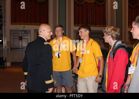 Generalleutnant Ed Daly, Army Material Command stellvertretenden kommandierenden General und Redstone Arsenal senior Commander, Gespräche mit einer Gruppe von Alabama Jungen Zustand Teilnehmer nach seiner Keynote Erläuterungen. Die jungen Männer, in ihre Junior Jahr gebeten, Daly über Hochschule Beratung aus seiner Zeit an der United States Military Academy. Stockfoto