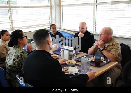 Calif. (30. Mai 2018) Kapitän Steve Mose (hinten rechts), kommandierender Offizier der Marine Seelsorgestelle Schule, und Cmdr. Steven Orren (hinten Mitte), Befehl Kaplan für das Zentrum für Information Warfare Training (CIWT), Anteil Mittagessen und ein Gespräch mit Information Warfare Training Befehl Monterey Matrosen. Die kapläne besuchten das Presidio von Monterey, 30. Mai und 31. Stockfoto