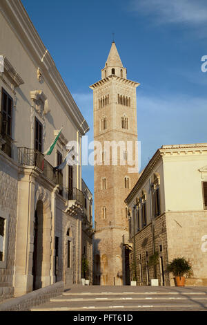 Italien, Apulien, Trani, Glockenturm der Kathedrale am Ende der schmalen Straße aus gesehen gegen den blauen Himmel eingestellt Stockfoto