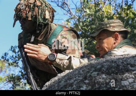 Farbe Sgt. Dhan Prasad Ghale, einem gurkha auf 2. der Britischen Armee Bataillon, Royal Gurkha Rifles zugeordnet, berät ein Malawi Defence Force Soldat auf die korrekten Techniken ein Ziel während MALBAT 10 an machinga Hügel Training Area in Zomba, Malawi, 30. Mai 2018 Angriff. Die britische Peace Support Team und US-Soldaten empfohlen und der MDF in die Ausbildung der MDF-Friedensoperationen Infanterie Bataillon in Jungle warfare Taktiken für Ihre bevorstehende Stabilisierung der Mission der Organisation der Vereinten Nationen in der Demokratischen Republik Kongo (Monusco) Bereitstellung in der Demokratischen Republik o Unterstützt Stockfoto