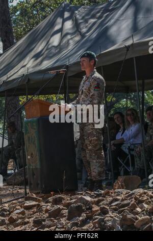 Maj. Jez England, Kommandierender Offizier Support Unternehmen, 2.BATAILLON, Royal Gurkha Rifles, Erläuterungen auf MALBAT 10 während der Veranstaltung die Closing Ceremony, machinga Hügel Training Area in Zomba, Malawi, 31. Mai 2018 statt. Die britische Peace Support Team und US-Soldaten empfohlen und der MDF in der Ausbildung, ein MDF-Friedensoperationen Infanterie Bataillon in Jungle warfare Taktiken für Ihre bevorstehende Stabilisierung der Mission der Organisation der Vereinten Nationen in der Demokratischen Republik Kongo (Monusco) Einsatz in der Demokratischen Republik Kongo unterstützt. Stockfoto