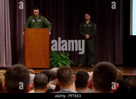 Oberst Douglas Gosney, 14 Flying Training Wing Commander, spricht der Familie von Maj. Andrew Becker, während einer Zeremonie zum Memorial Day Mai 24, 2018, in Columbus, Mississippi. Während der Zeremonie Becker seinen Namen auf die Mauer der Erinnerung in der Richard "Gen" Smith Plaza vorgestellt wurde. Stockfoto
