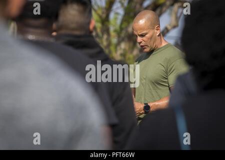 Maj. Michael W. Knapp, Operations Officer, Verwundete Krieger Battalion-West, liest die Navy Cross Zitat von Sgt. Rafael Peralta zu Service Mitglieder und ihre Familien vor der Sergeant Rafael Peralta 10 nautische Meile Relais auf der Marine Corps Base Camp Pendleton, Calif., 1. Juni 2018. Der Lauf diente als eine Art Kameradschaft zwischen den Marines und Segler zu bauen. Stockfoto