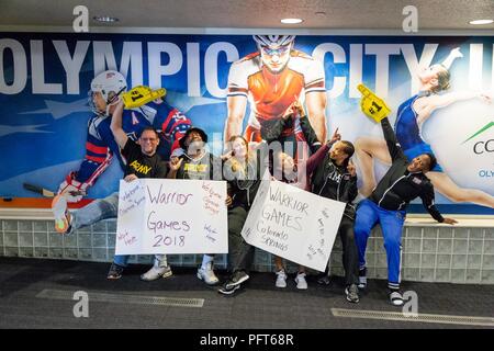 Team Armee Sportler posieren für ein Gruppenfoto nach der Ankunft für die Krieger spiele Mai 22, 2018, auf dem Flughafen in Colorado Springs, Colorado. Der Krieger Spiele, statt Juni 1-9, 2018 an der US Air Force Academy, sind ein paralympic - style Wettbewerb für die Verwundeten, Kranken und Verletzten service Mitglieder aus allen US-amerikanischen Filialen der Service und sind in diesem Jahr Mannschaften aus dem Vereinigten Königreich Streitkräfte, die Australian Defence Force und der kanadischen Streitkräfte. Stockfoto