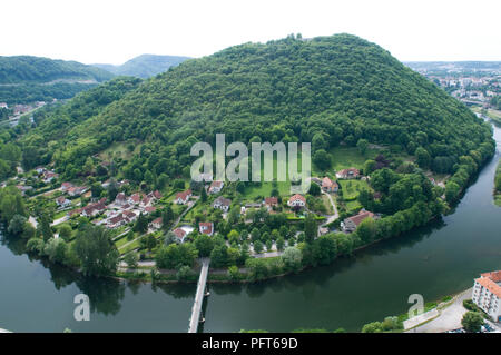 France, Franche-Comte, Besancon, rooftops of city and forested hills on Doubs river seen from Citadel Stockfoto
