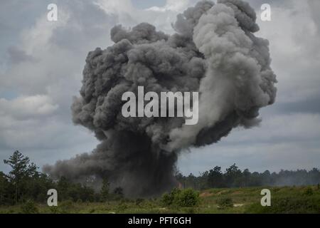 Eine Mine clearing Line (MICLIC) explodiert die US-Marines mit Mobilität und Counter-Mobility Platoon, 2 Assault Amphibian Battalion, 2nd Marine Division training Ziele bei der Bereitstellung für die Ausbildung (DFT) Übung in Fort Stewart, Ga, 29. Mai 2018. Bei Erwerbstätigkeit, die MICLIC klar und zerstören Improvised Explosive Devices, was die Truppe Mobilität auf dem Schlachtfeld. Die DFT hilft, Kenntnisse in der Landung der Oberfläche Angriff Element bei amphibischen Operationen auf inländische Ziele mit Conduction mechanisierten Abläufe und der damit verbundenen Bekämpfung Unterstützung im laufenden Betrieb aufrecht erhalten Stockfoto