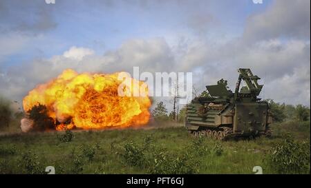 Eine Mine clearing Line (MICLIC) explodiert die US-Marines mit Mobilität und Counter-Mobility Platoon, 2 Assault Amphibian Battalion, 2nd Marine Division training Ziele bei der Bereitstellung für die Ausbildung (DFT) Übung in Fort Stewart, Ga, 29. Mai 2018. Bei Erwerbstätigkeit, die MICLIC klar und zerstören Improvised Explosive Devices, was die Truppe Mobilität auf dem Schlachtfeld. Die DFT hilft, Kenntnisse in der Landung der Oberfläche Angriff Element bei amphibischen Operationen auf inländische Ziele mit Conduction mechanisierten Abläufe und der damit verbundenen Bekämpfung Unterstützung im laufenden Betrieb aufrecht erhalten Stockfoto
