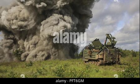 Eine Mine clearing Line (MICLIC) explodiert die US-Marines mit Mobilität und Counter-Mobility Platoon, 2 Assault Amphibian Battalion, 2nd Marine Division training Ziele bei der Bereitstellung für die Ausbildung (DFT) Übung in Fort Stewart, Ga, 29. Mai 2018. Bei Erwerbstätigkeit, die MICLIC klar und zerstören Improvised Explosive Devices, was die Truppe Mobilität auf dem Schlachtfeld. Die DFT hilft, Kenntnisse in der Landung der Oberfläche Angriff Element bei amphibischen Operationen auf inländische Ziele mit Conduction mechanisierten Abläufe und der damit verbundenen Bekämpfung Unterstützung im laufenden Betrieb aufrecht erhalten Stockfoto