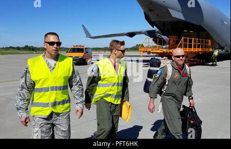 140 Flügel, Colorado Air National Guard First Sergeant Master Sgt. Lucas Vanderwerff (links), Project Officer Oberstleutnant Marc Garceau und interim Loslösung Kommandant Oberstleutnant 'Kojack' Melka aus einem C-17 Globemaster III Abfahrt nach Touchdown an Amari Air Base, Estland, zur Unterstützung der Sabre Streik 18. Sabre Streik 18 ist der achte Iteration des langjährigen US-Army Europe - LED-kooperative Ausbildung übung, die Interoperabilität zwischen den Verbündeten und Partnern in der Region zu verbessern. Die diesjährige Übung stattfinden. Juni 3-15, wobei der Schwerpunkt auf die Verbesserung der operativen Fähigkeiten zu Lande und in der Luft mit einem Stockfoto