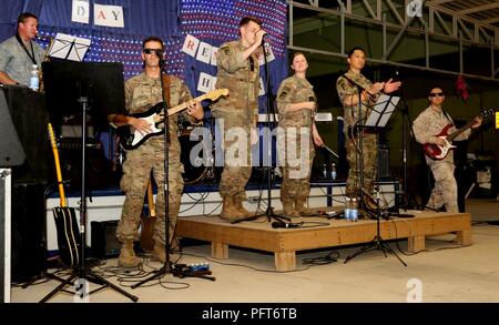 Mitglieder der "Operation inhärenten Rock", eine 8-köpfige Band aus der Koalition, die in Bagdad und in der Diplomatischen Support Center arbeiten, während ein Memorial Day Wochenende Konzert in Bagdad, 26. Mai 2018 durchführen. "Operation inhärenten Rock" verstärkt die Moral der anderen Service Mitglieder beim Ehren gefallene Helden, die ihr Leben, während unser Land gedient hat. Stockfoto