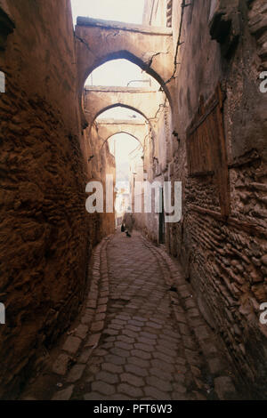 Marokko, Mann unter Bögen oben Gasse in der Medina Stockfoto