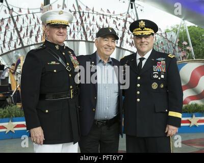 Der stellvertretende Kommandant des Marine Corps Gen. Glenn M. Walters, Links, posiert für ein Foto mit Gen. Mark A. Milley, rechts, 39th Stabschef der Armee, und ein Freund während der 2018 National Memorial Day Konzert in der U.S. Capitol, Washington, D.C., 27. Mai 2018. Das Konzert ist eine jährliche Tradition von der Public Broadcasting Service gehostet, bietet musikalische Performances, dokumentarischen Aufnahmen und szenische Lesungen, dass die Wehrpflicht für alle Männer, Frauen und ihre Familien in den militärischen Dienst für die Vereinigten Staaten von Amerika. Stockfoto