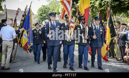 Waregem, Belgien - Service Mitglieder von usag Brüssel und USAG Benelux März in der Memorial Day Feier in Flanders Fields amerikanischen Friedhof am 27. Mai 2018 teilnehmen. Diese jährliche Zeremonie ehrt die Männer und Frauen, die das ultimative Opfer für die Befreiung Europas während des ersten Weltkrieges gab Stockfoto