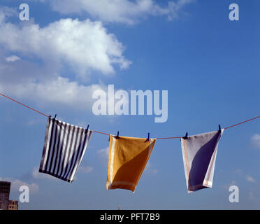Drei Handtücher auf eine Wäscheleine Stockfoto