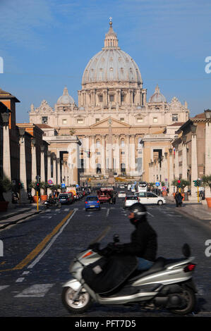 Italien, Rom, Vatikanstadt, Via della Conciliazone mit der Basilika St. Peter in der Entfernung Stockfoto