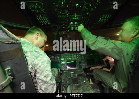 Generalleutnant Brad Webb, Air Force Special Operations Command Commander (rechts) und Brig. Gen. Vince AFSOC Becklund, geschäftsführender Direktor von Operationen, sitzen im Cockpit eines MH-53J/M "Pave Low IV "Special Operations Hubschrauber an der Warner Robins Museum der Luftfahrt vom 29. Mai 2018. Webb und Becklund sind beide ehemaligen Kommandanten der 20 Special Operations Squadron bei Hurlburt Field, Florida. Stockfoto