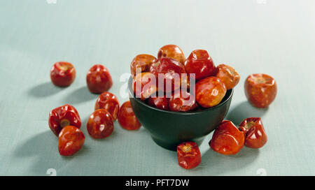 Getrocknete chilis "Cherry Bomb" in eine Schüssel geben und und um ihn herum verstreut Stockfoto