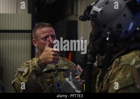 Ein Kommando mit dem 15 Special Operations Squadron gibt einen aircrew Mitglied einen Daumen nach oben während der großen Kampfhandlungen Übung an hurlburt Field, Fla., 23. Mai 2018. Das bodenpersonal mit dem 15 Special Operations Squadron transportiert medizinisches und Sicherheitskräfte Flieger auf Eglin, wo Sicherheit und medizinischer Behandlung von Patienten gegeben wurde, bis Exfiltration. Stockfoto