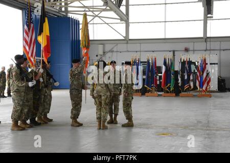 Us-Armee Oberstleutnant Nicholas E. Prisco verzichtet auf Befehl von 39 strategisches Signal Bataillons Oberstleutnant Ericka M.Brooks, die während eines Befehls Zeremonie an chièvres Air Base, Belgien, 29. Mai 2018. Stockfoto