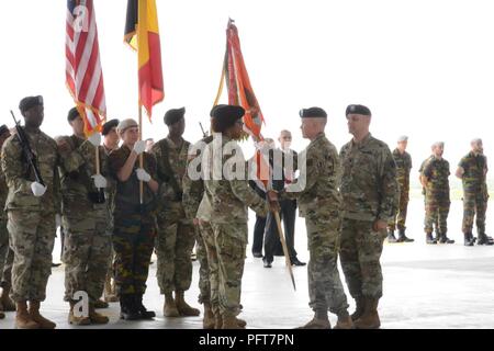 Us-Armee Oberstleutnant Nicholas E. Prisco verzichtet auf Befehl von 39 strategisches Signal Bataillons Oberstleutnant Ericka M.Brooks, die während eines Befehls Zeremonie an chièvres Air Base, Belgien, 29. Mai 2018. Stockfoto