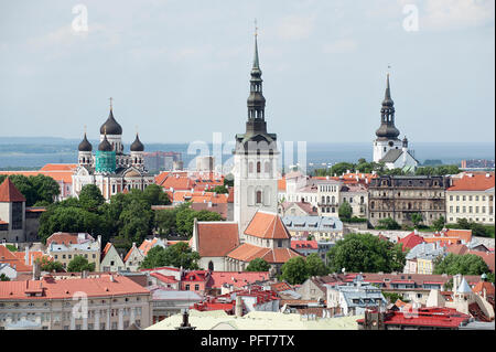 Estland, Tallinn, Blick über Dächer einschließlich Niguliste Dom, die Kirche und die Orthodoxe Kathedrale von Alexander Nevsky Stockfoto