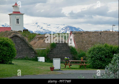 Island, die Rasen - überdachte alten Bauernhof an Laufas Stockfoto