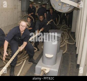 AQABA, Jordanien (27. Mai 2018) Segler hebe in eine Verankerung im Vorschiff Der Wasp-Klasse amphibisches Schiff USS Iwo Jima (LHD7) während einer Meer- und anker detail. Iwo Jima in Mayport, Fla., ist homeported in die USA 5 Flotte Bereich für Maßnahmen zur Erhöhung der Sicherheit im Seeverkehr im Einsatz Verbündeten und Partnern zu beruhigen, und der Freiheit der Schiffahrt und des freien Handels in der Region erhalten. Stockfoto