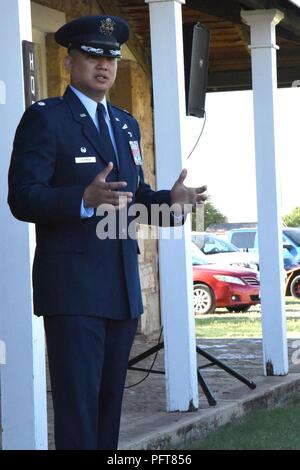 Us Air Force Oberstleutnant Abraham Salomon, 17 Training Support Squadron, spricht während des Memorial Day Übungen am Fort Concho, San Angelo, Texas, 28. Mai 2018. Salomon sprach über Ehre und was es bedeutet für die Mitglieder, die durch ihr Beispiel geführt haben und ihr Leben in das ultimative Opfer zu erinnern. Stockfoto