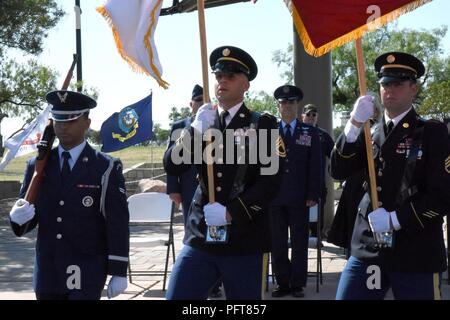 Die goodfellow Air Force Base Joint Service Color Guard präsentieren die Farben am Memorial Day Zeremonie an das Vietnam Memorial auf dem San Angelo Regional Airport, 28. Mai 2018. Militärs und Mitglieder der Gemeinschaft versammelt, alle aus den verschiedenen Branchen, die ihr Leben in Zeiten des Krieges gegeben haben, zu ehren. Stockfoto