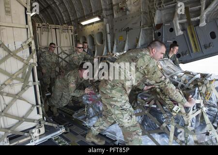 Armee Soldaten der 36th Engineer Brigade und Luftwaffe Flieger vom 4. Airlift Squadron arbeiten zusammen, um eine Palette von Geräten von einem C-17 Globemaster III, 21. Mai 2018, in Moses Lake, Washington die Soldaten zu entladen wurden, Fahrzeuge und Ausrüstung von Joint Base Lewis-McAkkord zu Moses Lake Teil einer schnellen Bereitstellung Übung. Stockfoto