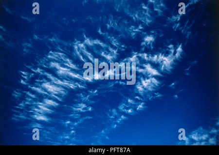 Cirrus Wolken im blauen Himmel Stockfoto