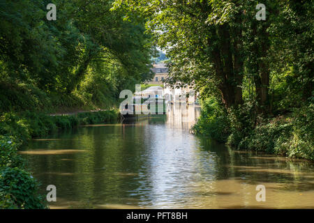 Die Kennet und Avon Kanal wie es läuft durch die Stadt Bath in Somerset, England Stockfoto