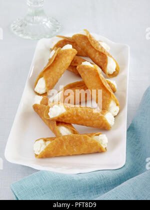 Golden Sirup brandy Schnappschüsse mit Frisch geschlagene Sahne auf Platte serviert. Stockfoto