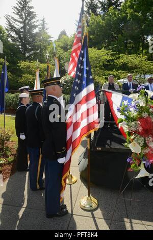 Mitglieder des Gemeinsamen Service Ehrengarde team Post die Farben während des Memorial Day Programm am Willamette National Cemetery in Portland, Oregon, 28. Mai 2018 statt. (National Guard Stockfoto
