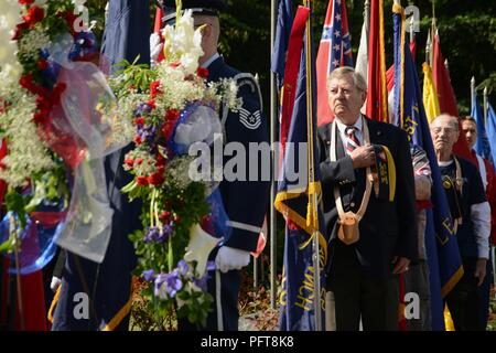 Die Teilnehmer begrüßen die Farben als den Treueeid ist während des Memorial Day Programm am Willamette National Cemetery in Portland, Oregon, 28. Mai 2018. (National Guard Stockfoto