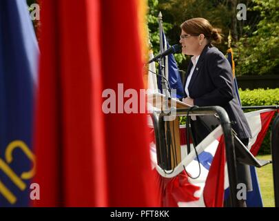 Zeremonienmeister Traci Logan Adressen die Anwesenden während des Memorial Day Programm am Willamette National Cemetery in Portland, Oregon, 28. Mai 2018 statt. (National Guard Stockfoto