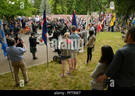 Mitglieder des Fort Vancouver Pipe Band spielen "Amazing Grace" während des Memorial Day Programm am Willamette National Cemetery in Portland, Oregon, 28. Mai 2018 statt. (National Guard Stockfoto
